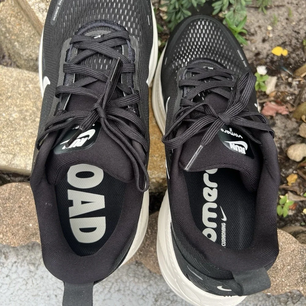 Nike Vomero 18 HM6804-005 Black White Women's Size 11 Men's 9.5 Running Shoes